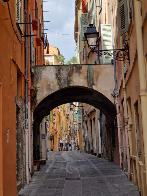 Menton šarene fasade i pogled na more na Azurnoj obali